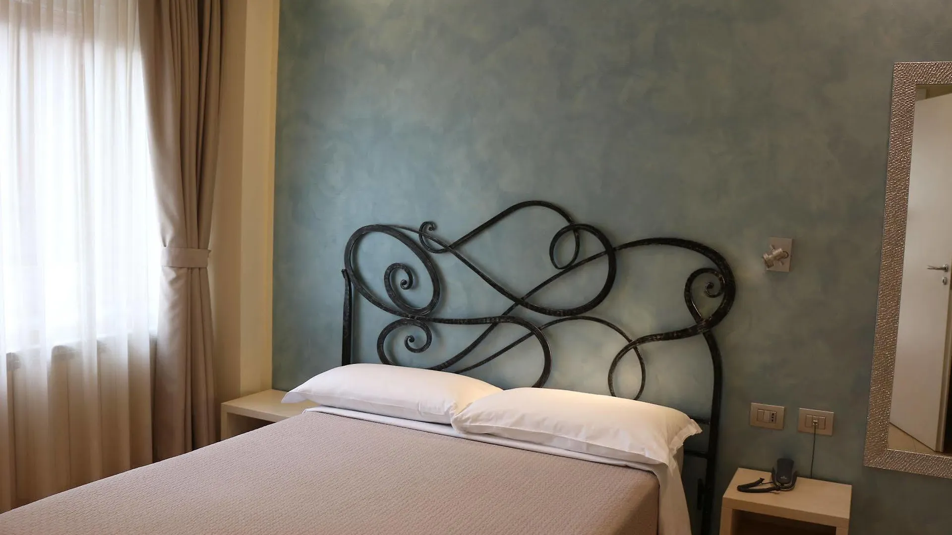 Hotel La Madonnina Milan 3*,  Italy